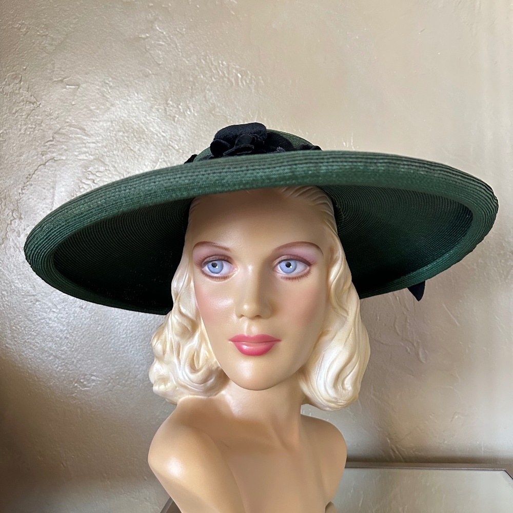 DASHING 1950s' GREEN STRAW WIDE BRIM HAT + BLACK FABRIC/VELOUR FLOWERS & BAND - Picture 10 of 14